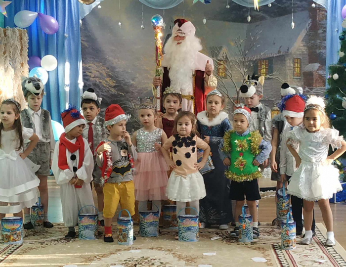 Волшебный Дед Мороз (фокусник с кроликом) и Снегурочка