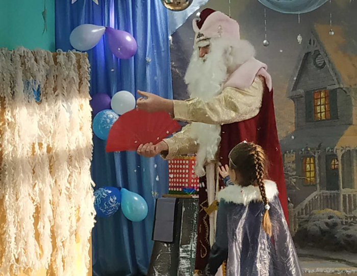 Волшебный Дед Мороз (фокусник с кроликом) и Снегурочка