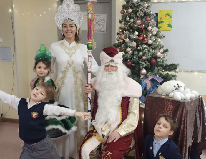 Волшебный Дед Мороз (фокусник с кроликом) и Снегурочка